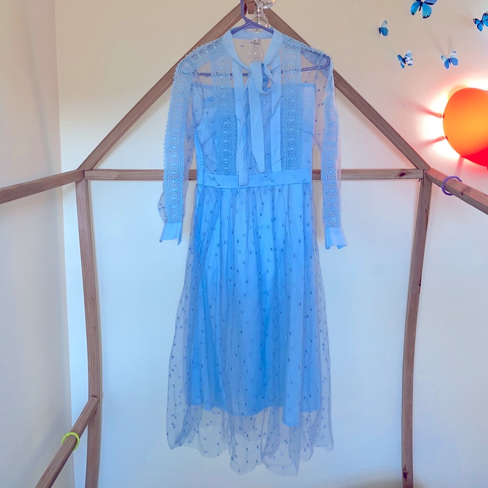 Beautiful blue dress, resembles Kate Middleton’s